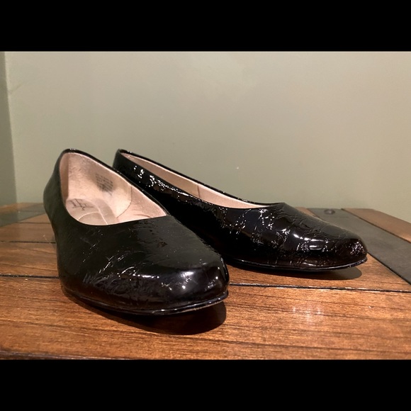 SoftStyles Shoes Hush Puppies Company 8.5 wide - Picture 1 of 4